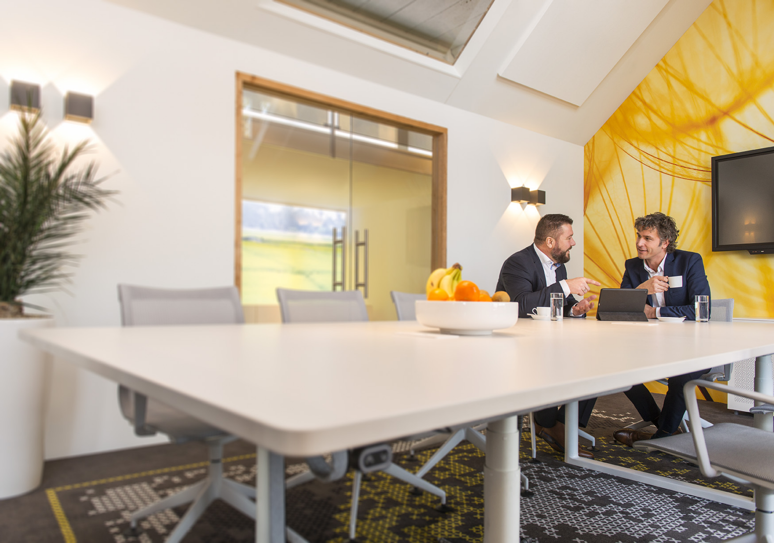 Adviseur in gesprek met een partner. Verzekeringsadviseurs