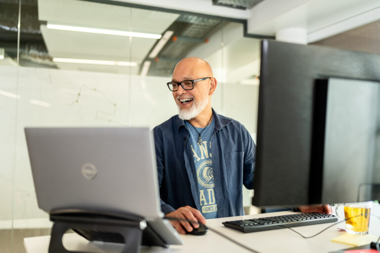 Collega op de werkplek: Een gerust gevoel met onze service. We helpen je graag verder